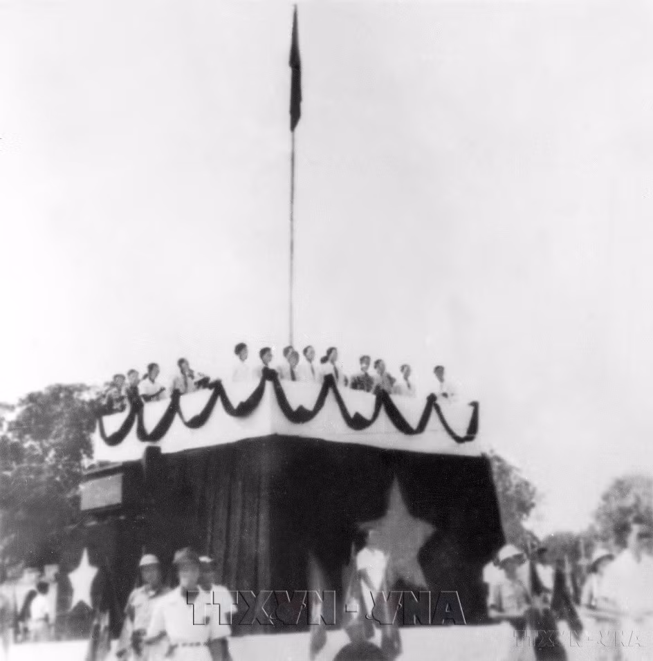 Cách mạng Tháng Tám thành công, ngày 2/9/1945, tại Quảng trường Ba Đình lịch sử, Chủ tịch Hồ Chí Minh đọc Tuyên ngôn Độc lập, khai sinh nước Việt Nam dân chủ cộng hòa. Ảnh tư liệu.