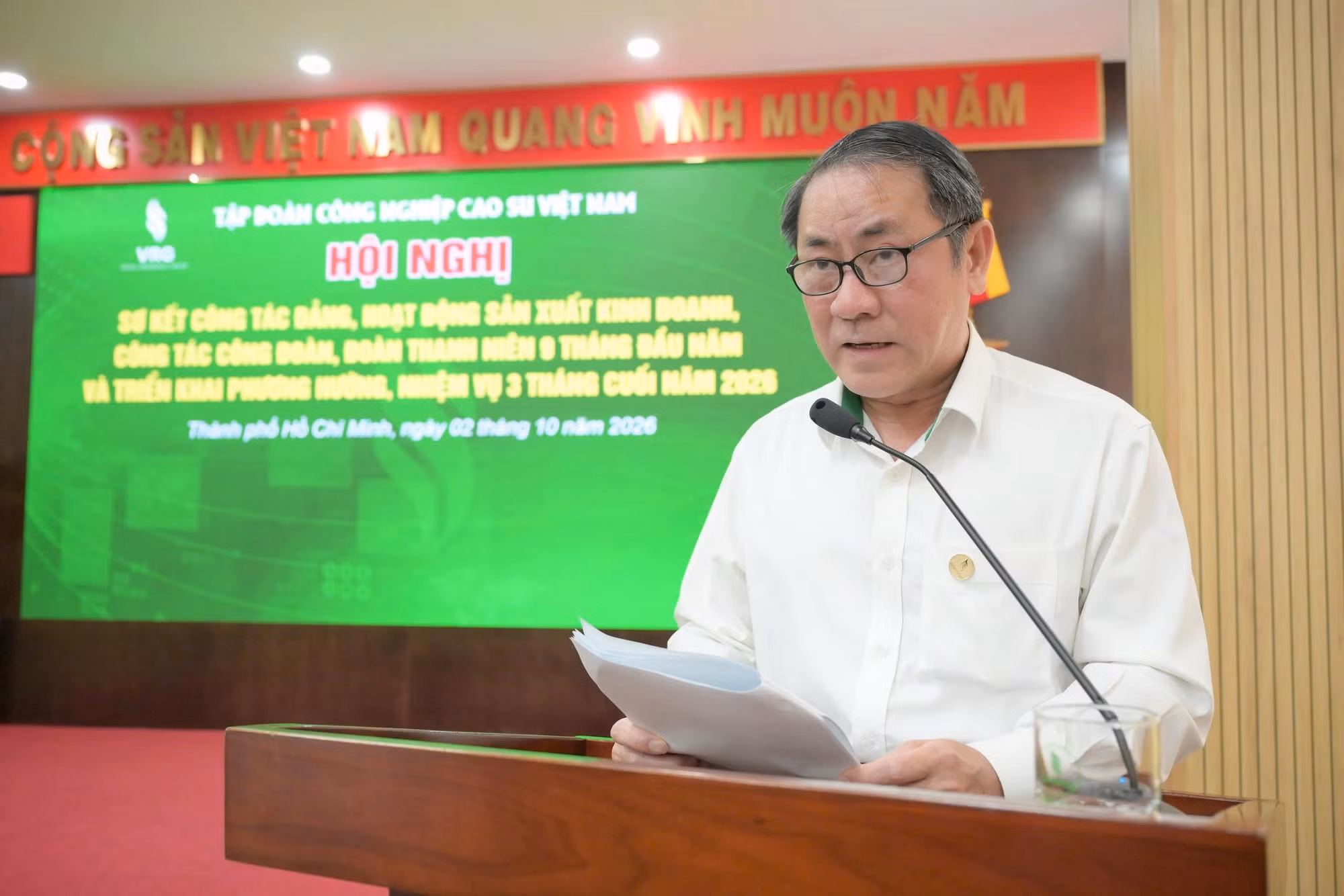 Ông Đỗ Hữu Phước – Ủy viên Ban Thường vụ Đảng ủy, Thành viên HĐQT, Phó Tổng Giám đốc Thường trực VRG báo cáo tại Hội nghị.
