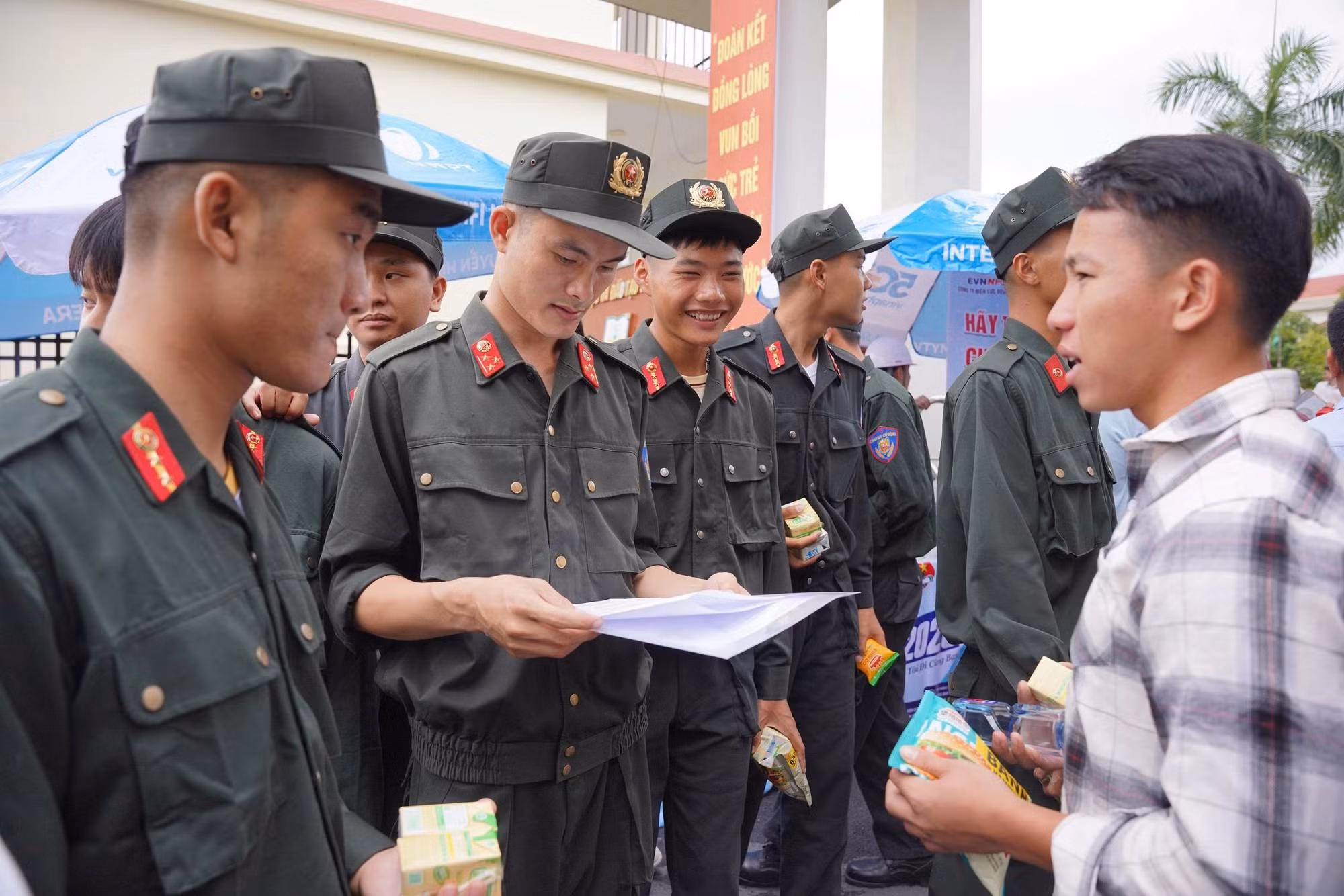 Các CBCS phát bánh, nước và hỏi han động viên các thí sinh trước giờ thi.