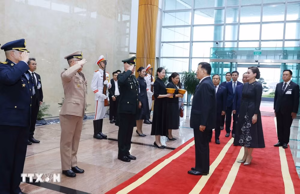 Lễ đón Nhà vua Vương quốc Thái Lan Maha Vajiralongkorn Phra Vajiraklaochaoyuhua và Hoàng hậu tại sân bay quốc tế Nội Bài, Hà Nội. (Ảnh: Văn Điệp/TTXVN)