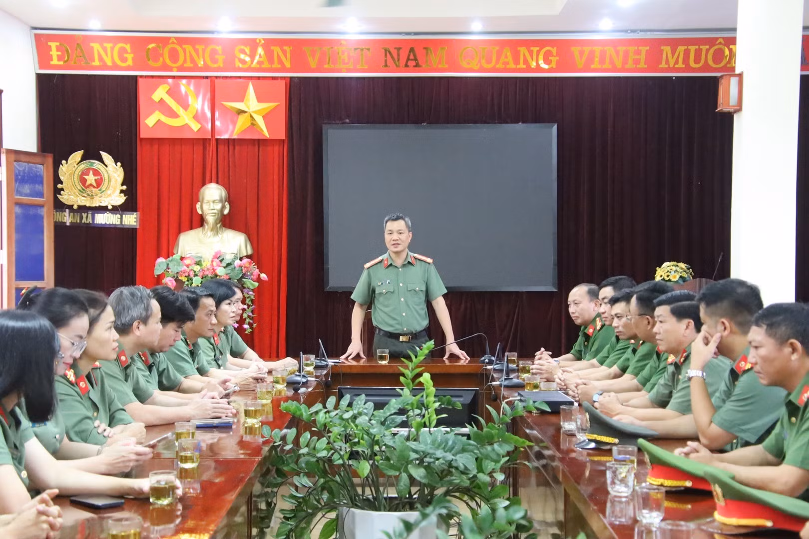 Đại tá Nguyễn Quốc Vương, Phó Giám đốc Công an tỉnh Bắc Ninh, Trưởng đoàn công tác thăm, tặng quà Công an xã Mường Nhé.