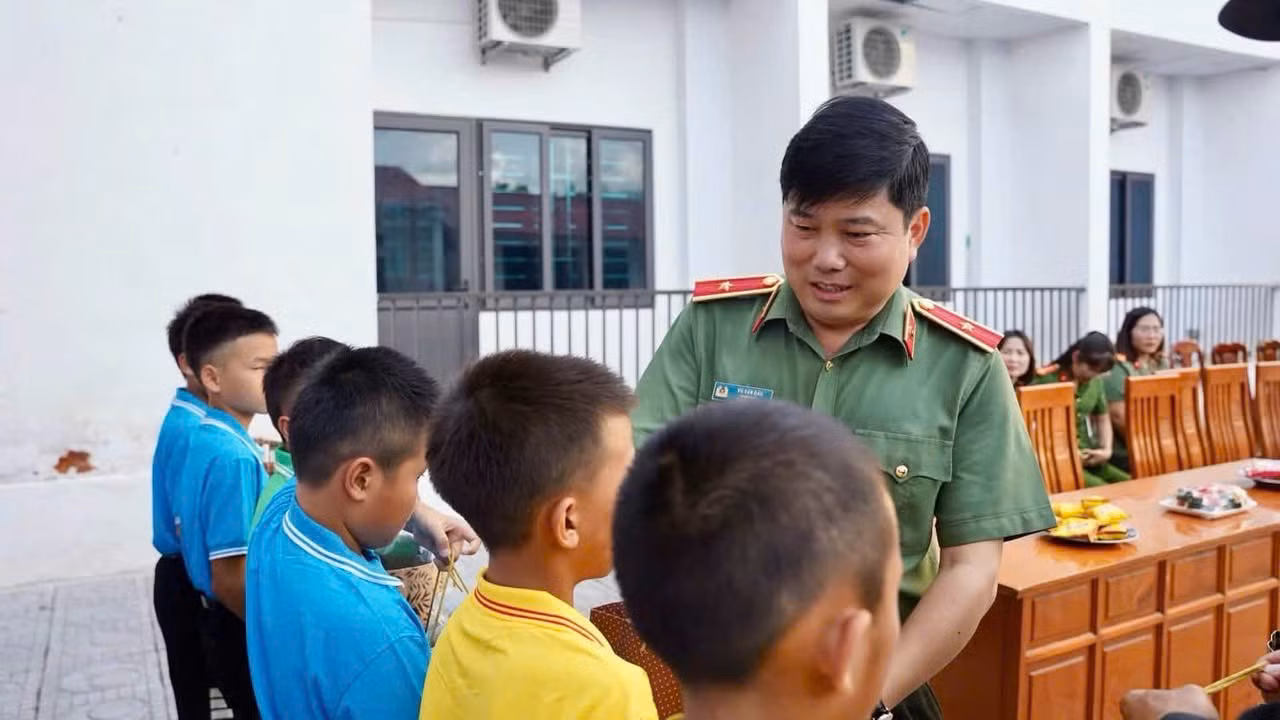 Thiếu tướng Vũ Văn Đấu, Giám đốc Công an tỉnh Điện Biên tặng quà cho em nhỏ tại Mái ấm Nhân ái - Hữu nghị.