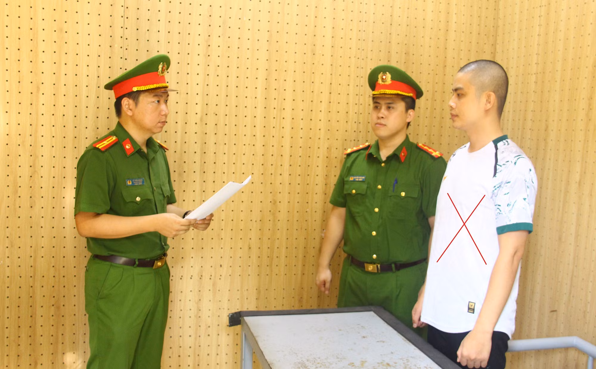 Cơ quan CSĐT Công an tỉnh Sơn La thi hành các quyết định tố tụng đối với Quàng Văn Tân.