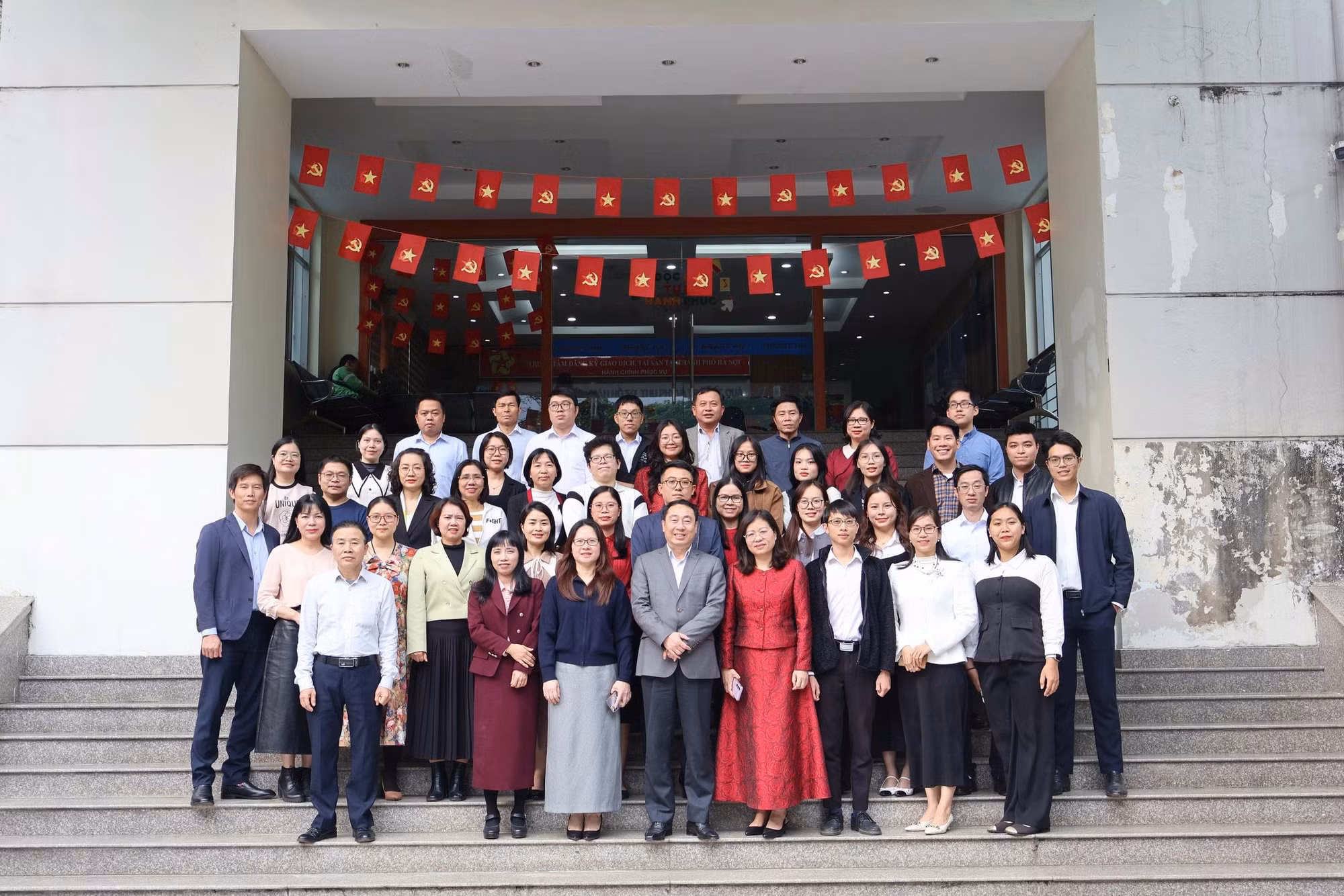 Cục trưởng Cục Đăng ký giao dịch bảo đảm và Bồi thường nhà nước Lê Vệ Quốc và tập thể cán bộ, công nhân viên chức, người lao động.