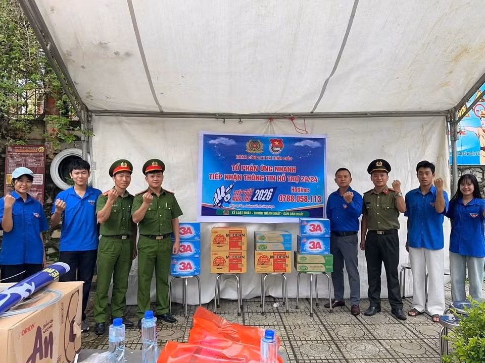 Lực lượng Công an và đoàn Thanh niên tại tiểm thi xã Tuần Giáo, tỉnh Điện Biên đồng hành cũng sĩ tử.