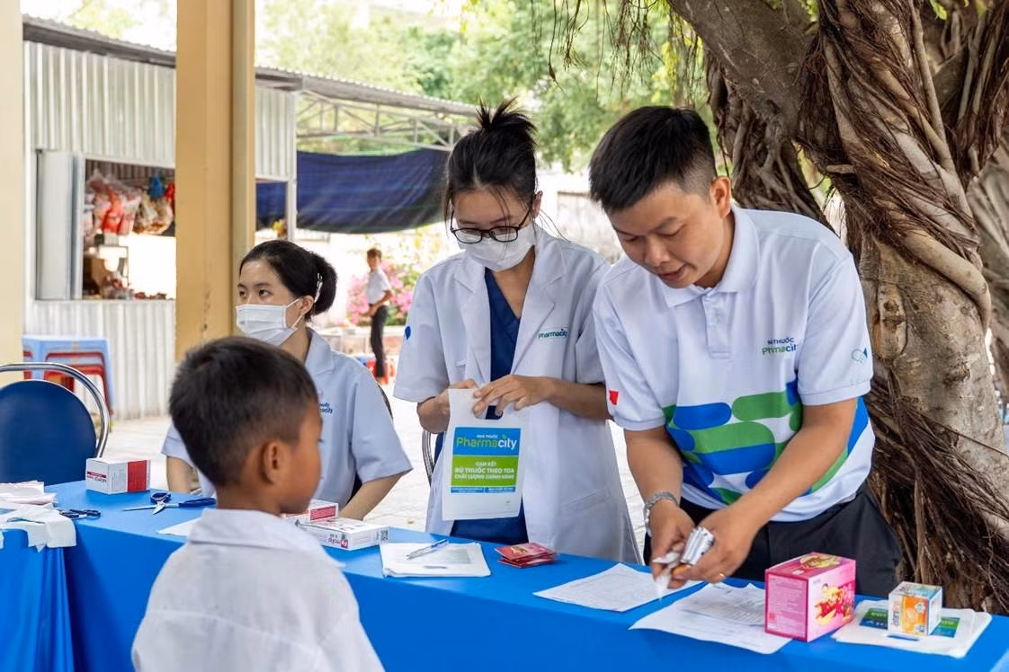 Khám bệnh và tư vấn dinh dưỡng cho trẻ em khó khăn tại Khánh Hòa ảnh 2