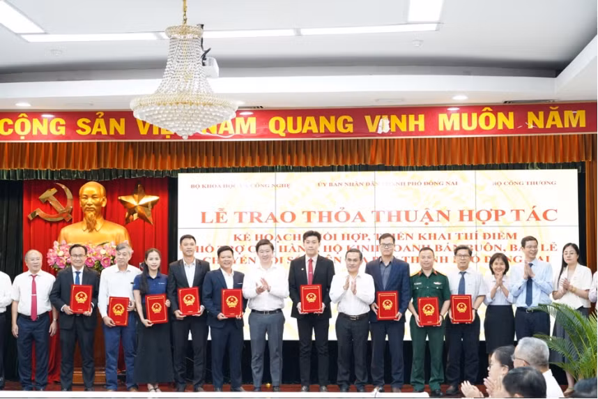 Các đơn vị chụp ảnh kỷ niệm sau lễ ký kết thoả thuận hợp tác.