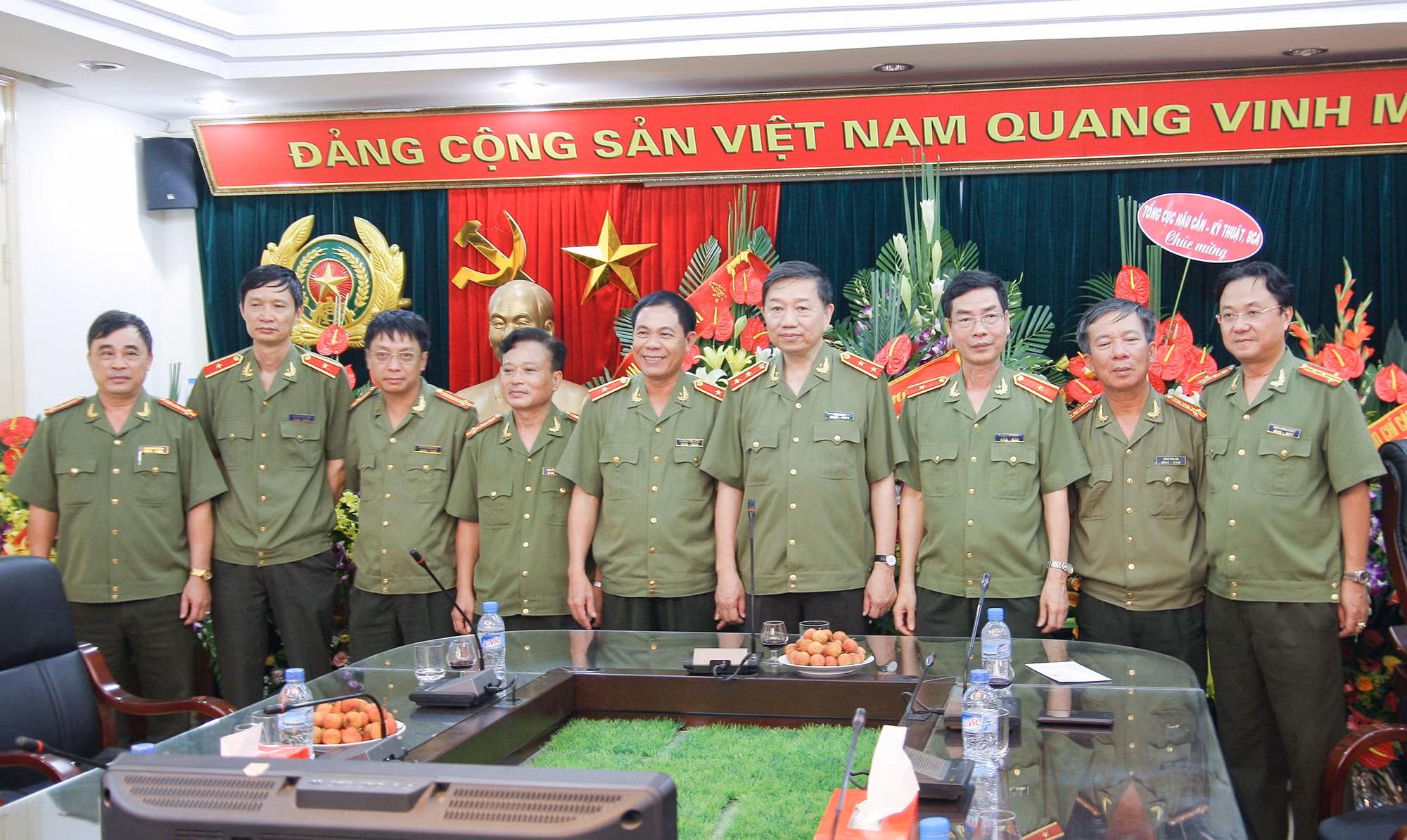 Trung tướng Tô Lâm, Ủy viên Trung ương Đảng, Thứ trưởng Bộ Công an (nay là Tổng Bí thư, Chủ tịch nước) thăm, chúc mừng Báo CAND nhân kỷ niệm 89 năm Ngày Báo chí Cách mạng Việt Nam (tháng 6/2014).