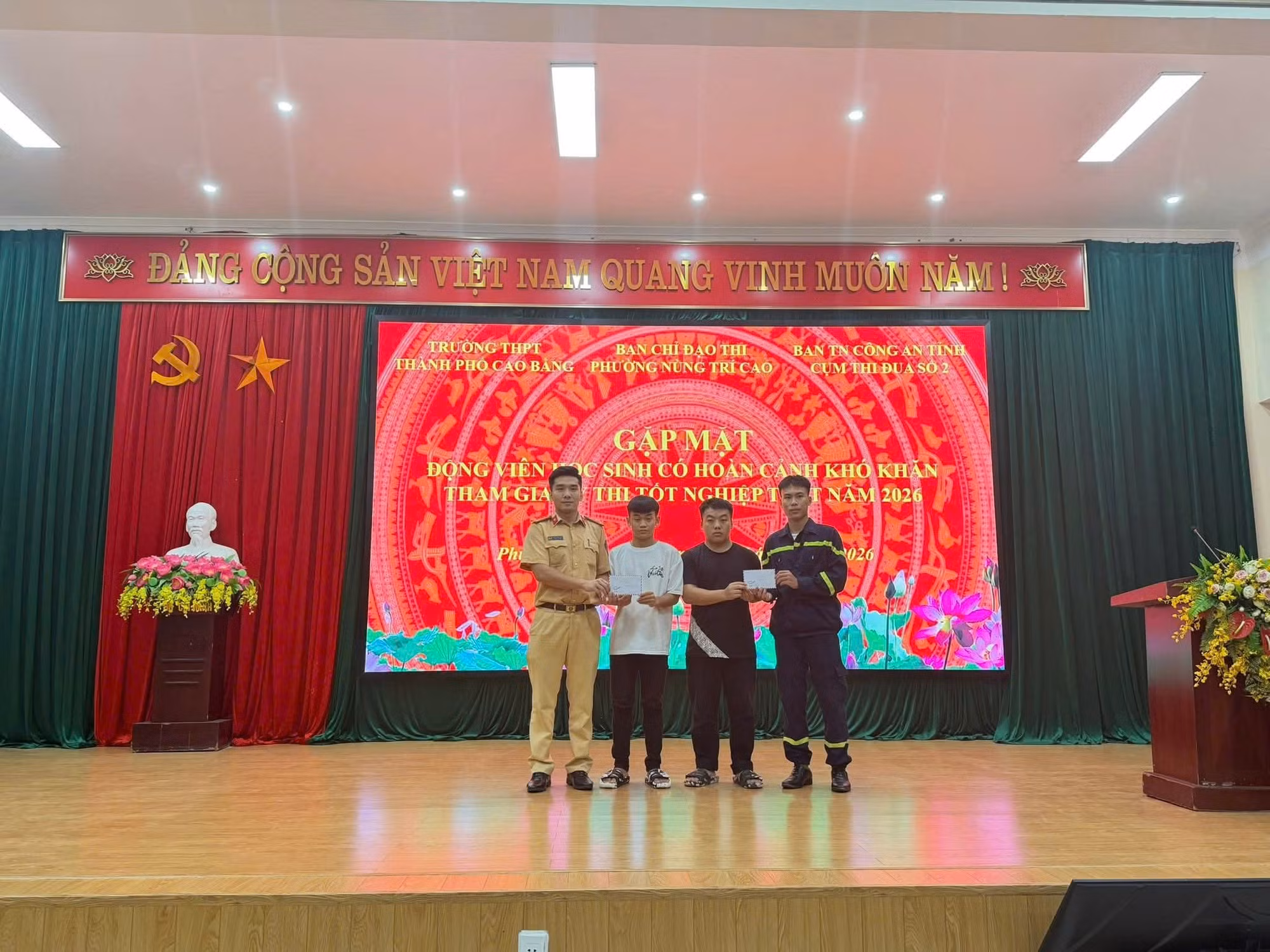 Cụm thi đua số 2 Đoàn thanh niên Công an tỉnh tặng quà thí sinh có hoàn cảnh khó khăn.
