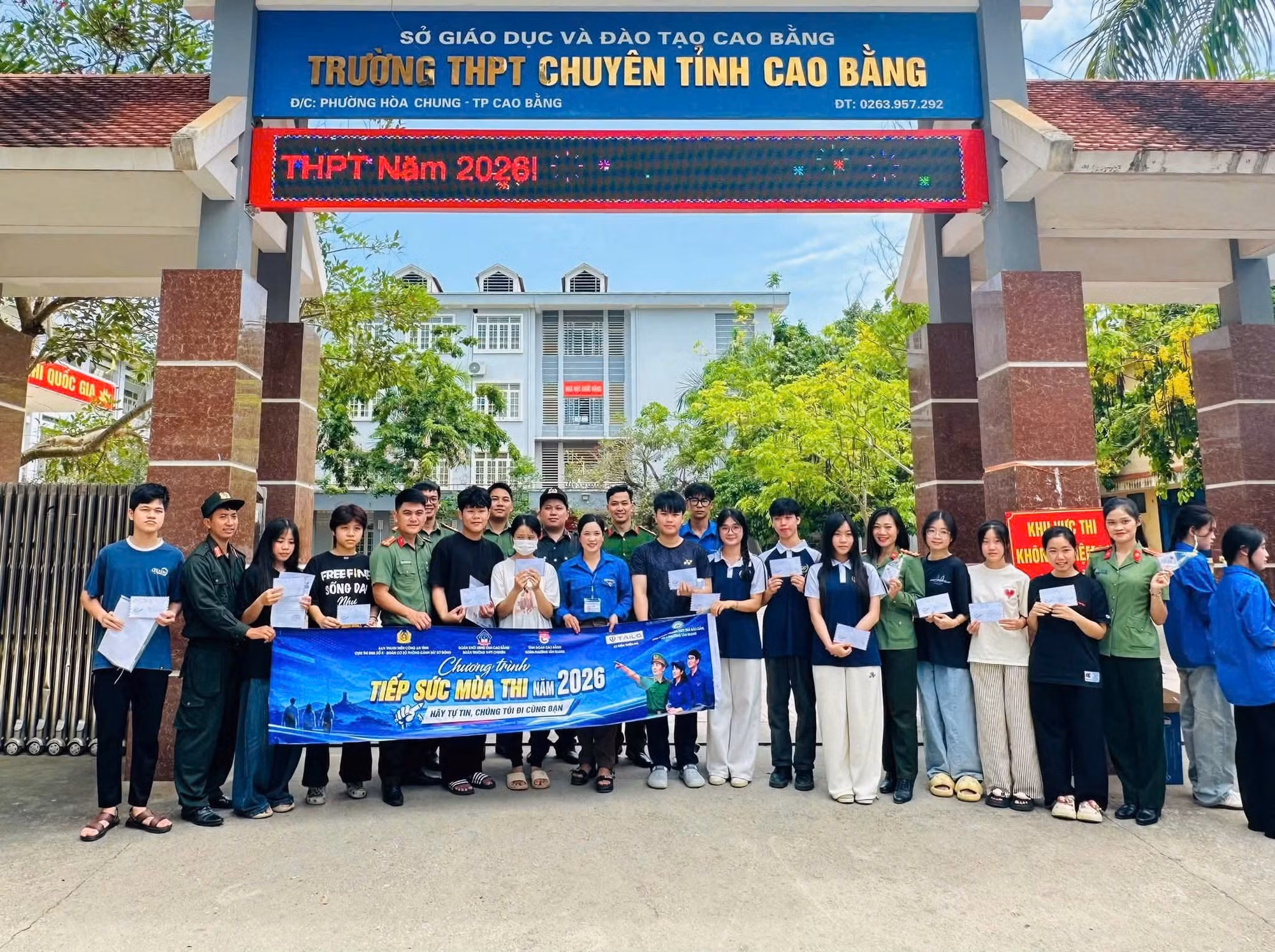 Cụm thi đua số 4 Ban thanh niên Công an tỉnh tiếp sức mùa thi cho các thí sinh.