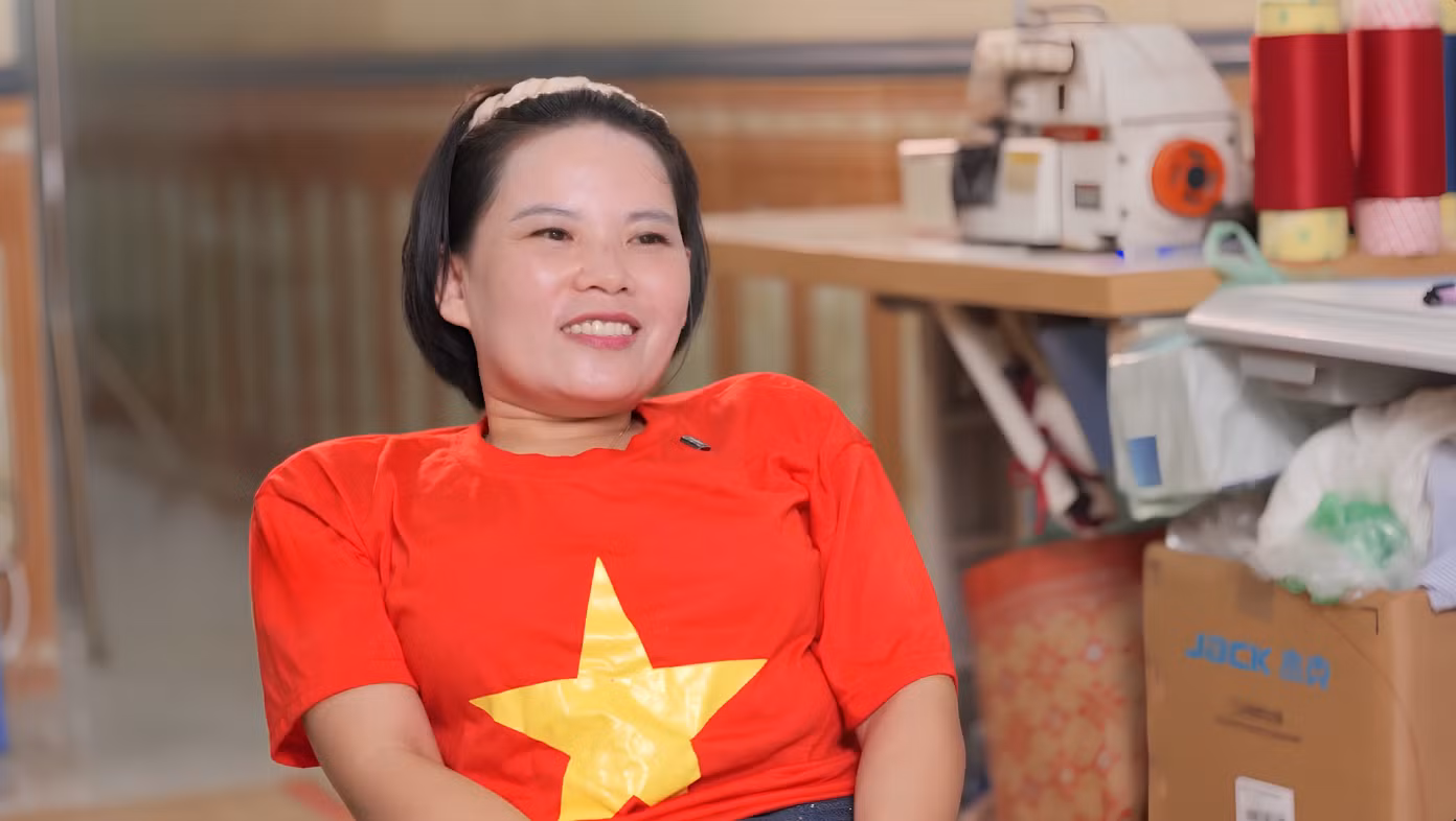 Từng trải qua mặc cảm vì khuyết tật, chị Đỗ Thị Huế dần tìm thấy sự tự tin và dành 15 năm đồng hành, tiếp thêm động lực cho những người cùng cảnh. Nguồn: THNĐ.