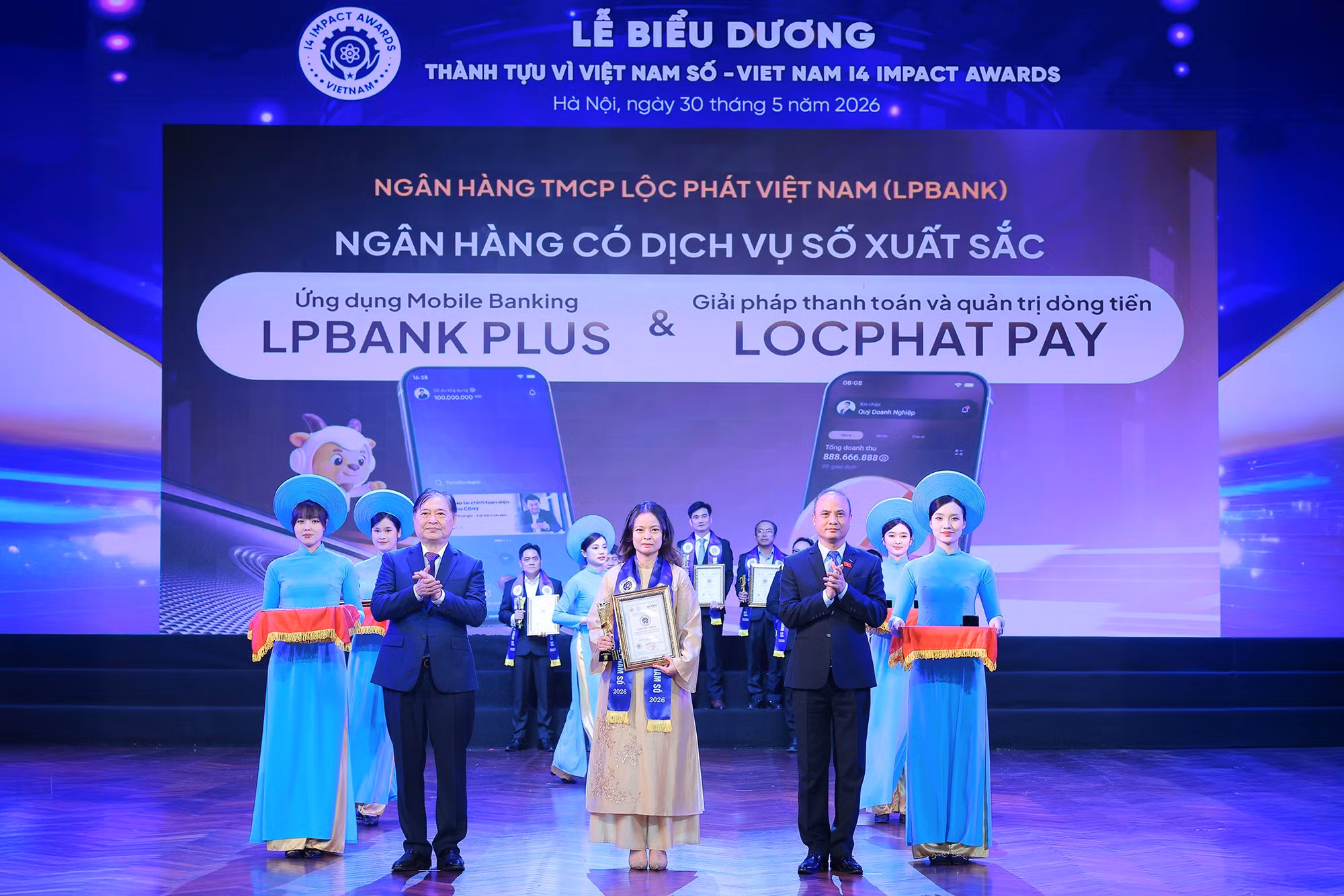 Bà Vũ Nam Hương, Phó Tổng Giám đốc LPBank nhận giải Sản phẩm Dịch vụ xuất sắc cho 2 sản phẩm LPBank Plus và LocPhat Pay.