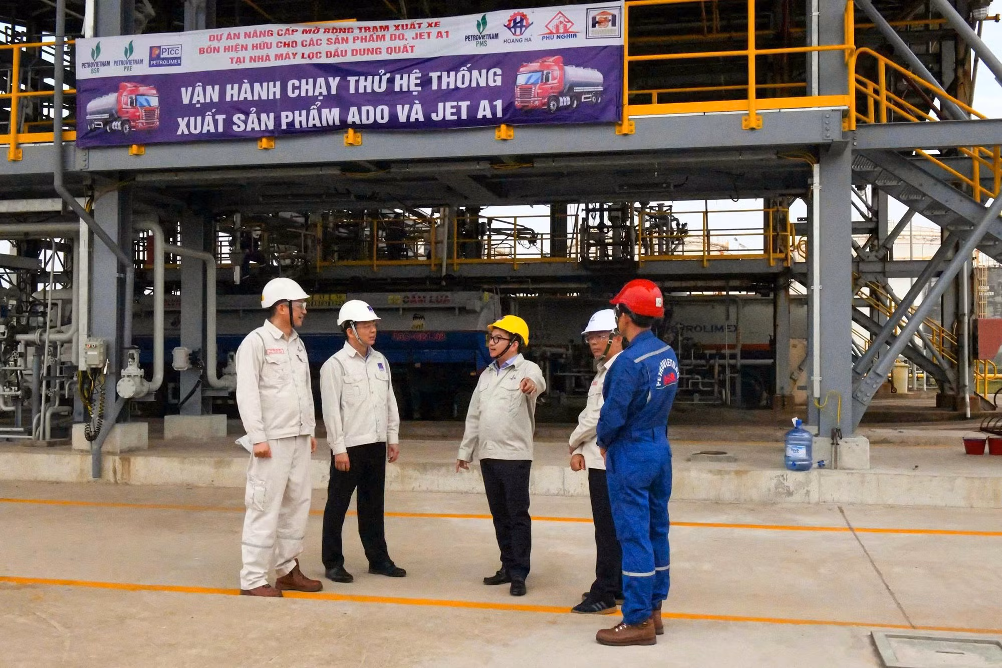 Tổng Giám đốc BSR Nguyễn Việt Thắng (giữa) kiểm tra dự án vận hành chạy thử hệ thống xuất sản phẩm dầu ADO và nhiên liệu bay Jet A1.