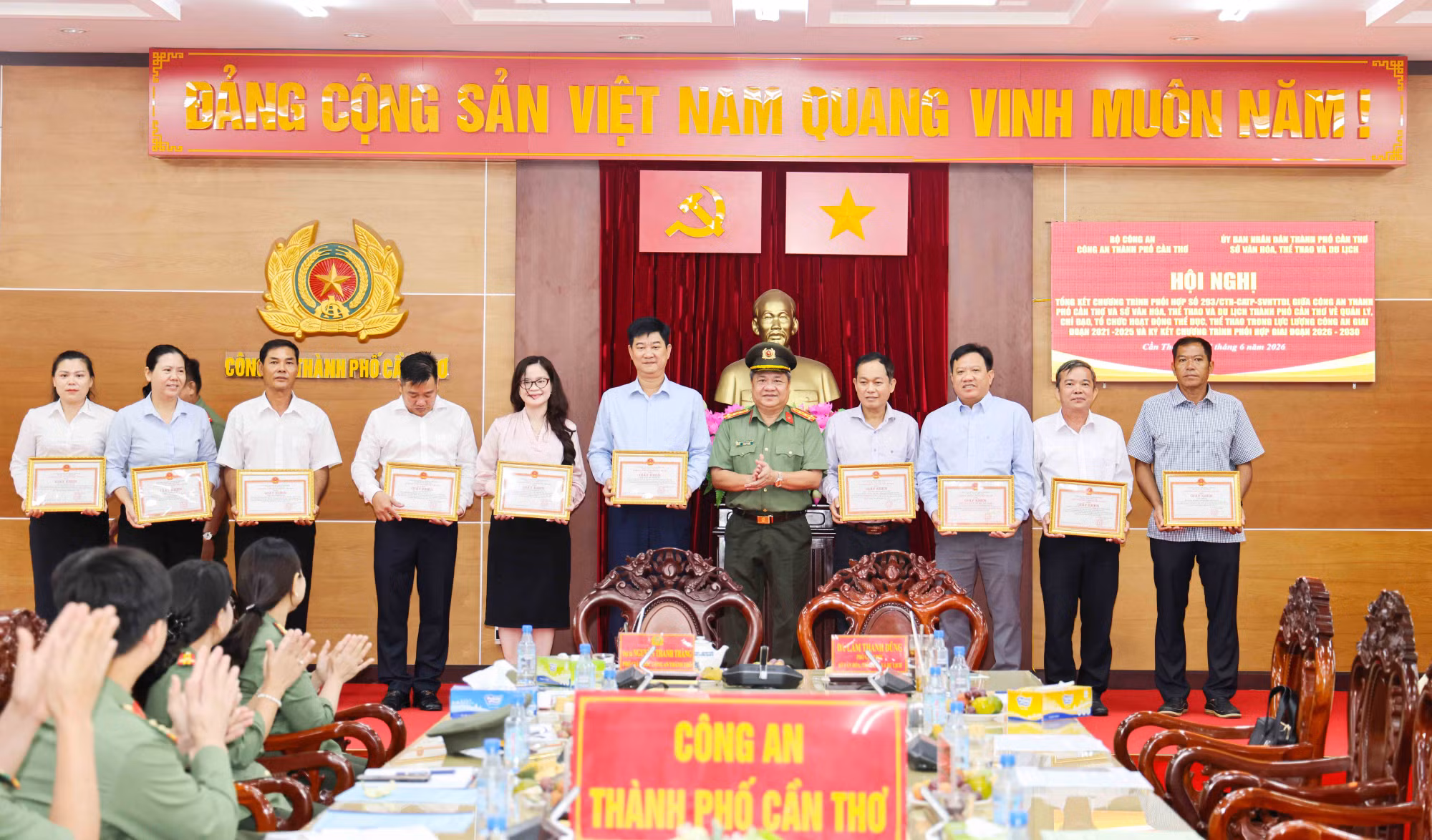 Đại tá Nguyễn Thanh Tràng, Phó Giám đốc CATP trao Giấy khen của Giám đốc CATP tặng cá nhân có thành tích xuất sắc thuộc Sở VH-TT&amp;DL.