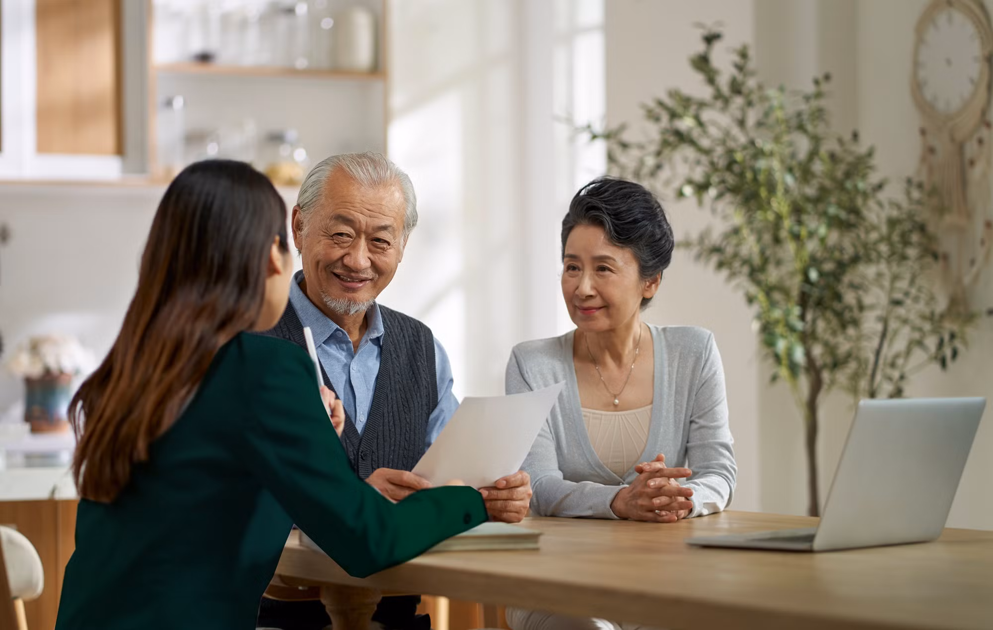Khách hàng ngày càng quan tâm đến việc hoạch định tài chính dài hạn, quản lý tài sản và chuẩn bị cho những mục tiêu quan trọng trong tương lai. Ảnh: Shutterstocks