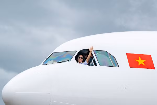 Cơ trưởng vẫy chào đoàn đại biểu, khách mời đang chờ đón.