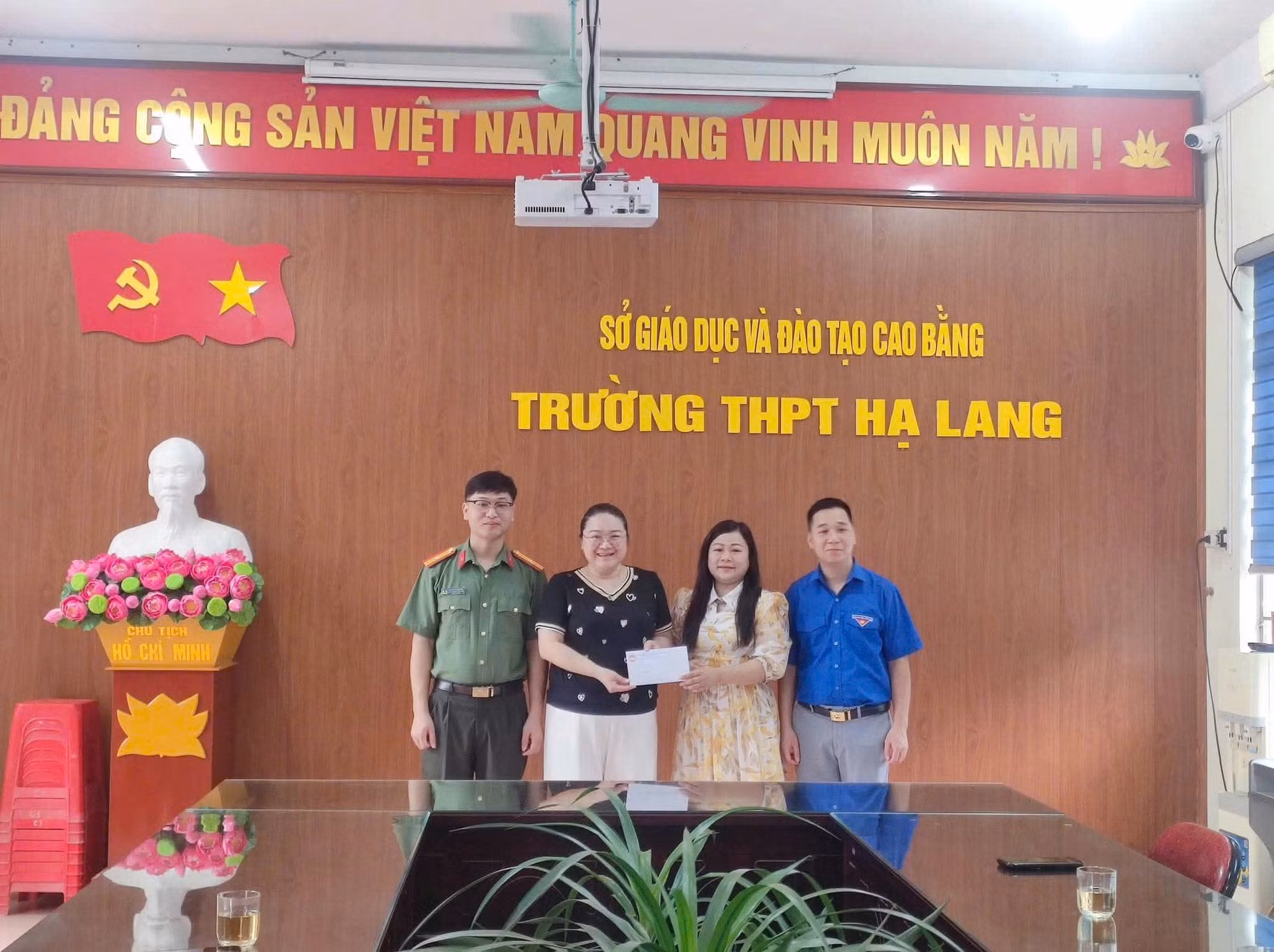 Chi đoàn Công an xã Hạ Lang tặng quà thí sinh có hoàn cảnh khó khăn.