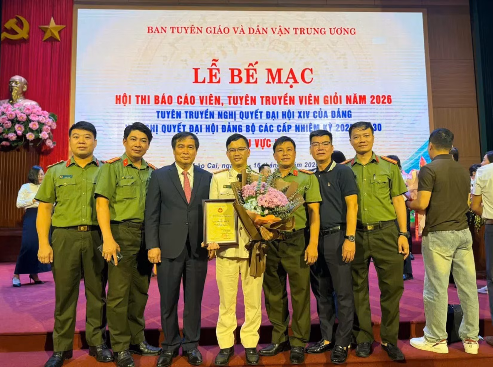 Thiếu tá Tạ Quang Quyết, giảng viên Khoa Nghiệp vụ cơ bản, Học viện Chính trị CAND một trong hai đại diện của Đảng bộ Công an Trung ương tham gia Hội thi Báo cáo viên, tuyên truyền viên giỏi khu vực I năm 2026 do Ban Tuyên giáo và Dân vận Trung ương tổ chức.