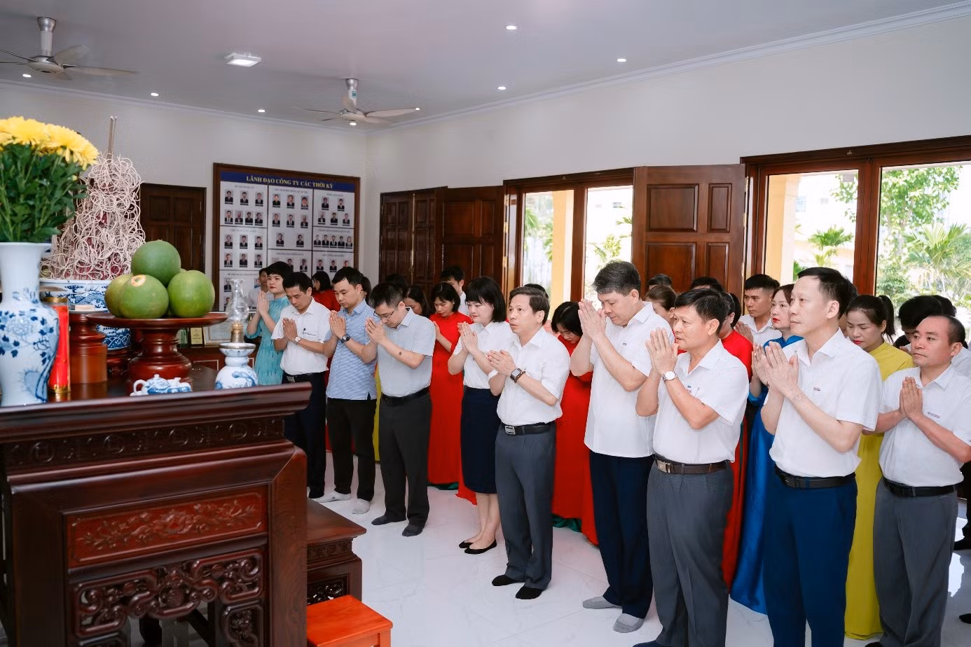 Các đại biểu và gia đình tiêu biểu dâng hương tưởng niệm Chủ tịch Hồ Chí Minh tại Nhà truyền thống Công ty.