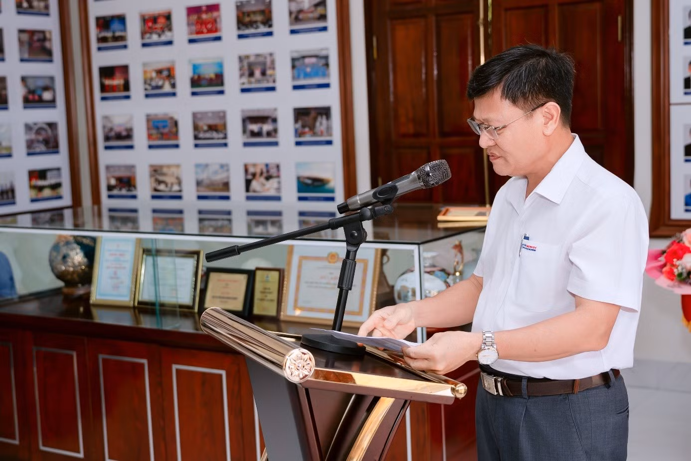 Đồng chí Phạm Xuân Toàn – Chủ tịch Công đoàn Công ty công bố quyết định khen thưởng.