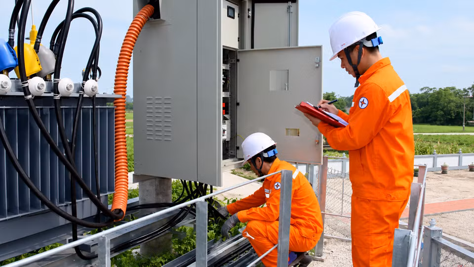 Nhân viên Công ty Điện lực Thái Nguyên kiểm tra, bảo dưỡng thiết bị nhằm nâng cao độ tin cậy cung cấp điện trong mùa nắng nóng.