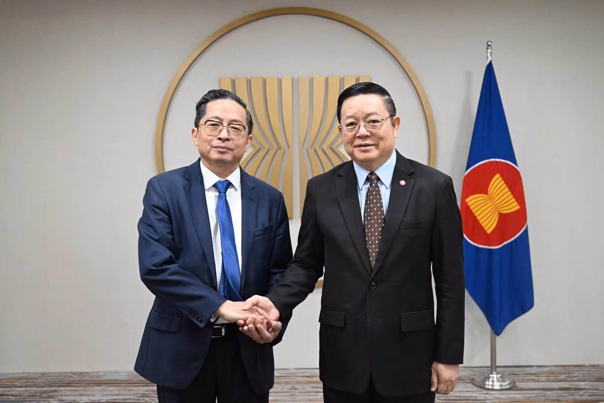 Ông Trần Kim Chung - Chủ tịch CT Group (trái) cùng TS. Kao Kim Hourn - Tổng Thư ký ASEAN (phải) tại trụ sở Ban Thư ký ASEAN (Jakarta, Indonesia).