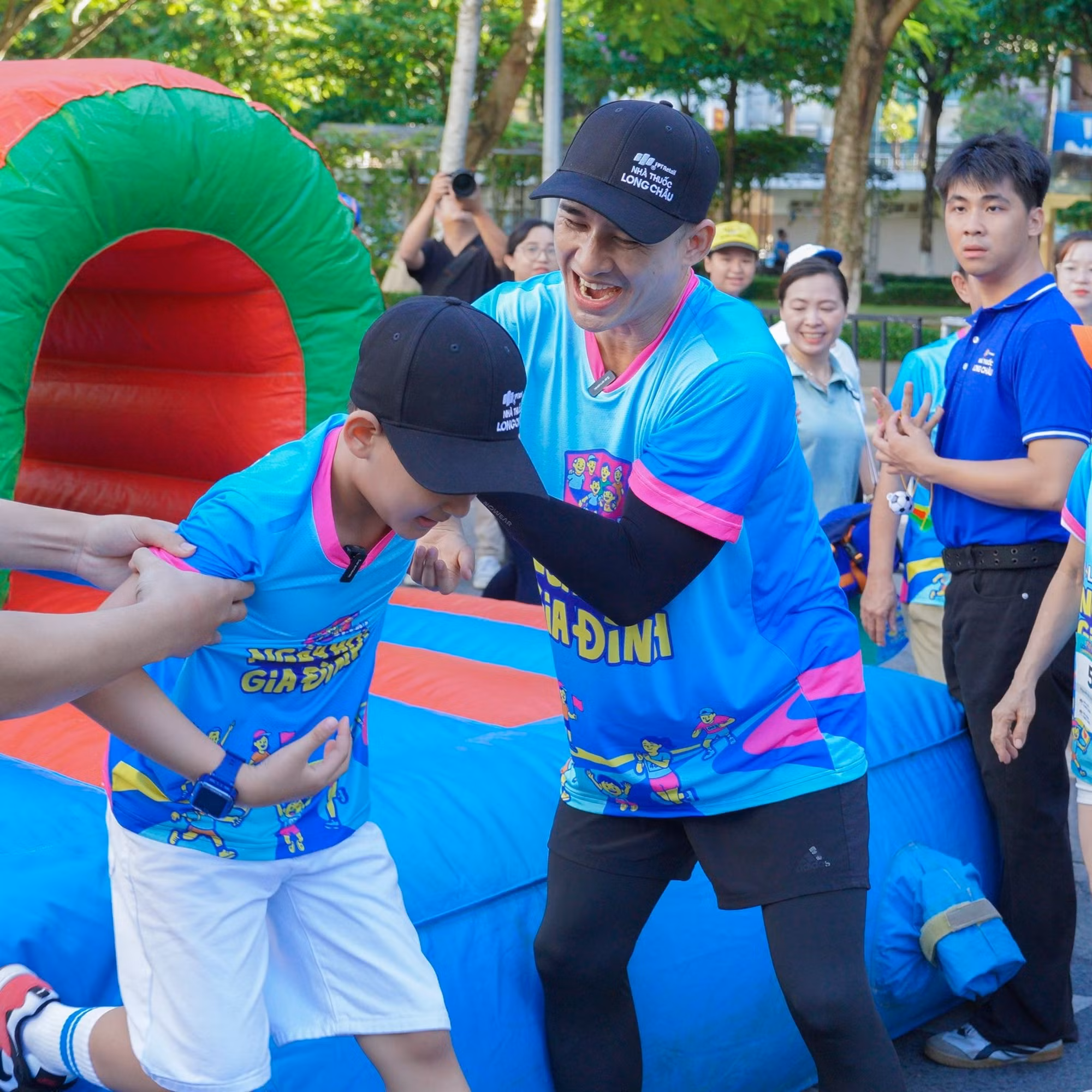 Dàn sao “hot” và gia đình cùng tham gia ngày hội, “tiếp lửa” cho hàng ngàn người cùng chinh phục thử thách.