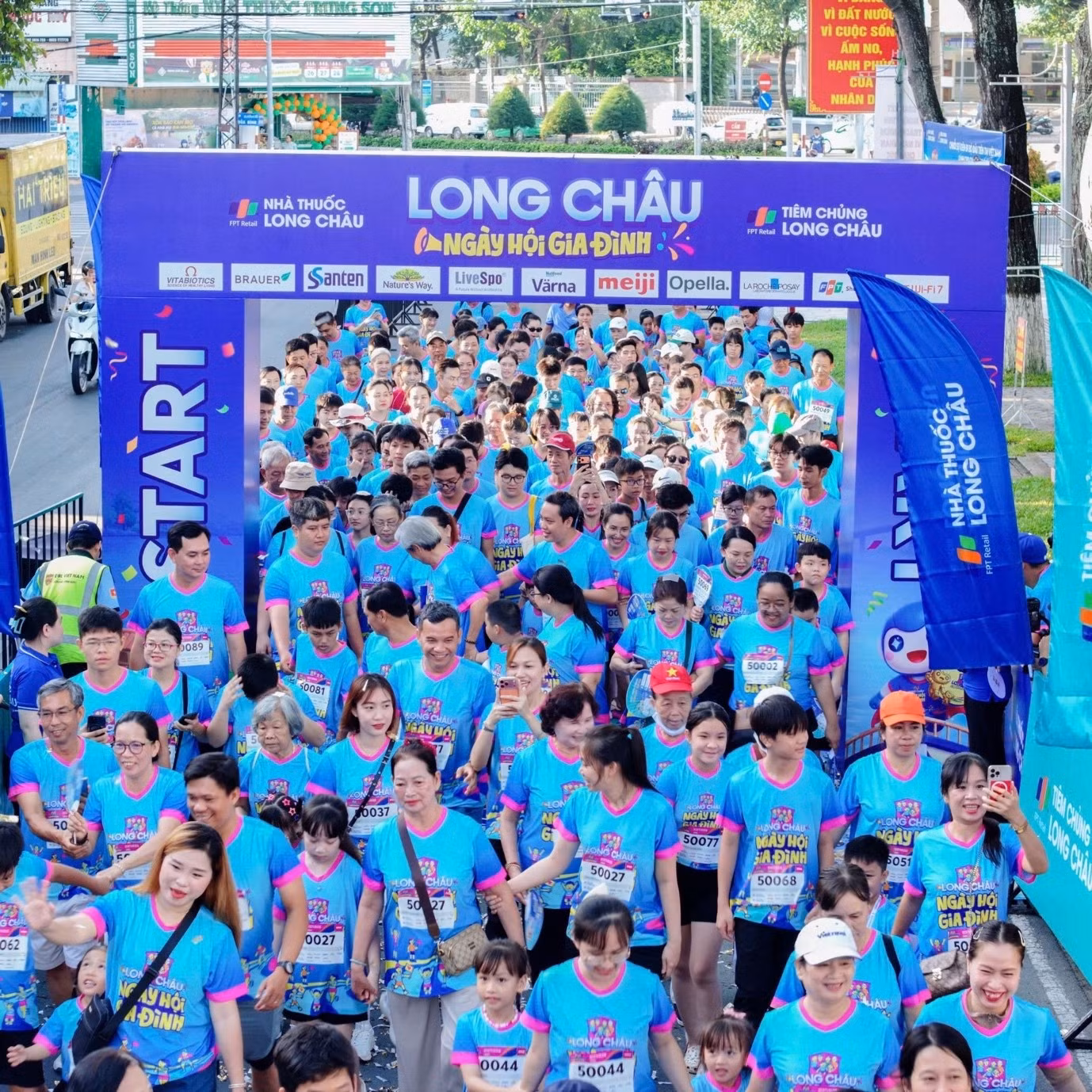 Ngày hội gia đình Long Châu tại Cần Thơ thu hút hơn 2.000 người tham dự đến từ các gia đình đa thế hệ.