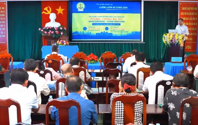 Hội nghị có sự tham dự đông đảo của người dân.