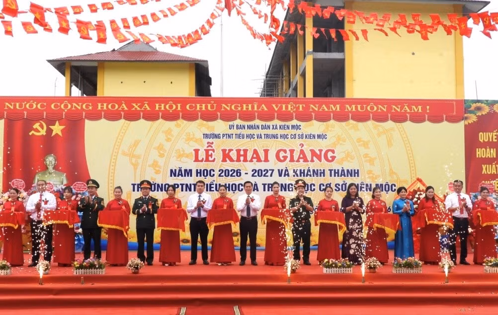 Đồng chí Đinh Hữu Học và các đại biểu cắt băng khánh thành Trường Phổ thông nội trú Tiểu học &amp;THCS Kiên Mộc.