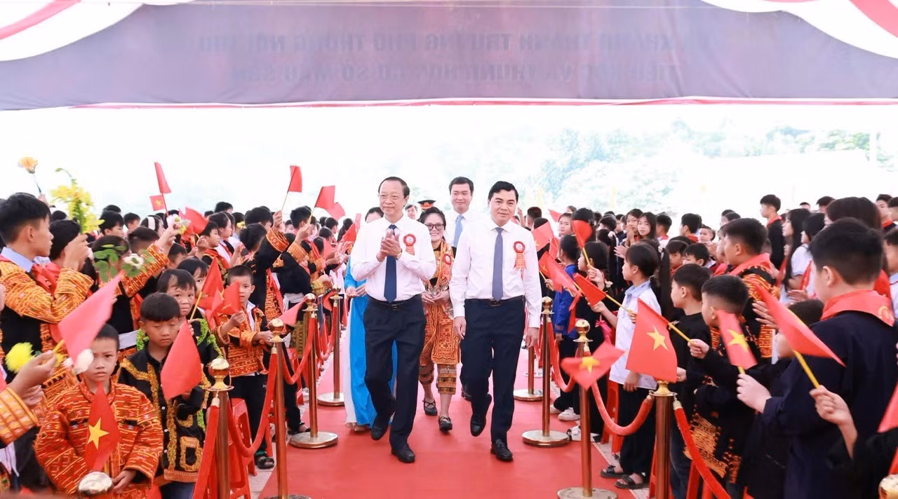Các đại biểu dự khai giảng tại điểm cầu Trường Phổ thông nội trú Tiểu học &amp;THCS Mẫu Sơn.