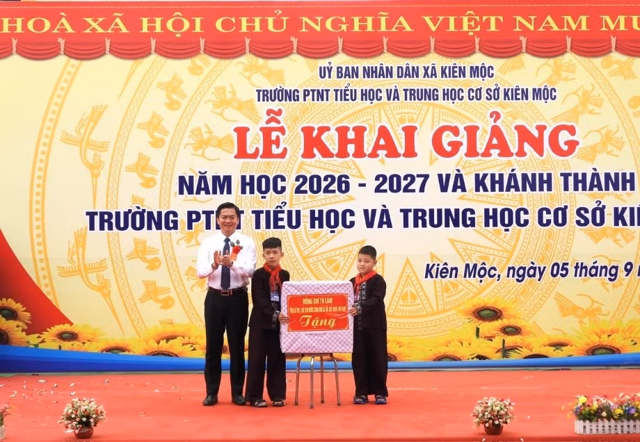 Thừa ủy quyền của lãnh đạo Đảng, Nhà nước, đồng chí Đinh Hữu Học trao quà của đồng chí Tổng Bí thư, Chủ tịch nước Tô Lâm tặng thầy trò trường Tiểu học và THCS Kiên Mộc.