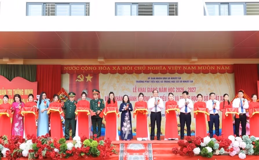 Đồng chí Đoàn Thị Hậu và các đại biểu cắt băng khánh thành Trường Phổ thông nội trú Tiểu học &amp;THCS Khuất Xá.