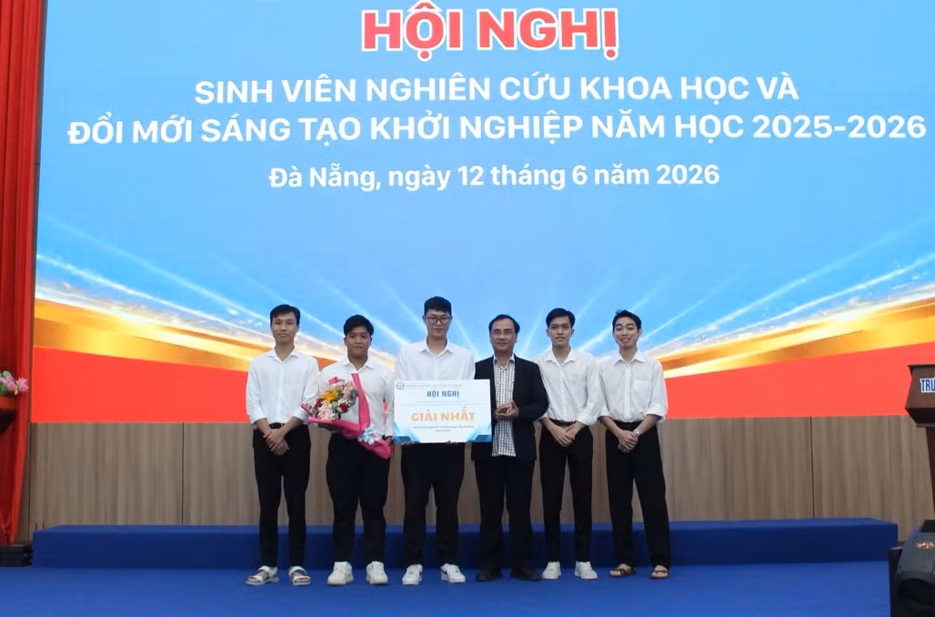 Dự án “Trợ lý ảo hỗ trợ y, bác sĩ chuyển hội thoại thành Bệnh án điện tử” đạt Giải Nhất Hội nghị “Sinh viên nghiên cứu khoa học và đổi mới sáng tạo khởi nghiệp” của Trường ĐH Sư phạm Kỹ thuật - ĐH Đà Nẵng.