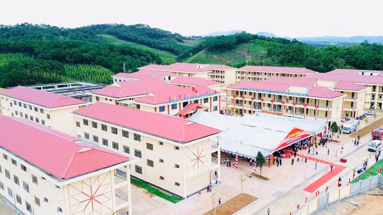 Toàn cảnh ngôi trường Trường Phổ thông nội trú Tiểu học &amp; THCS Mẫu Sơn khang trang hiện đại do Công an tỉnh Lạng Sơn làm chủ đầu tư.