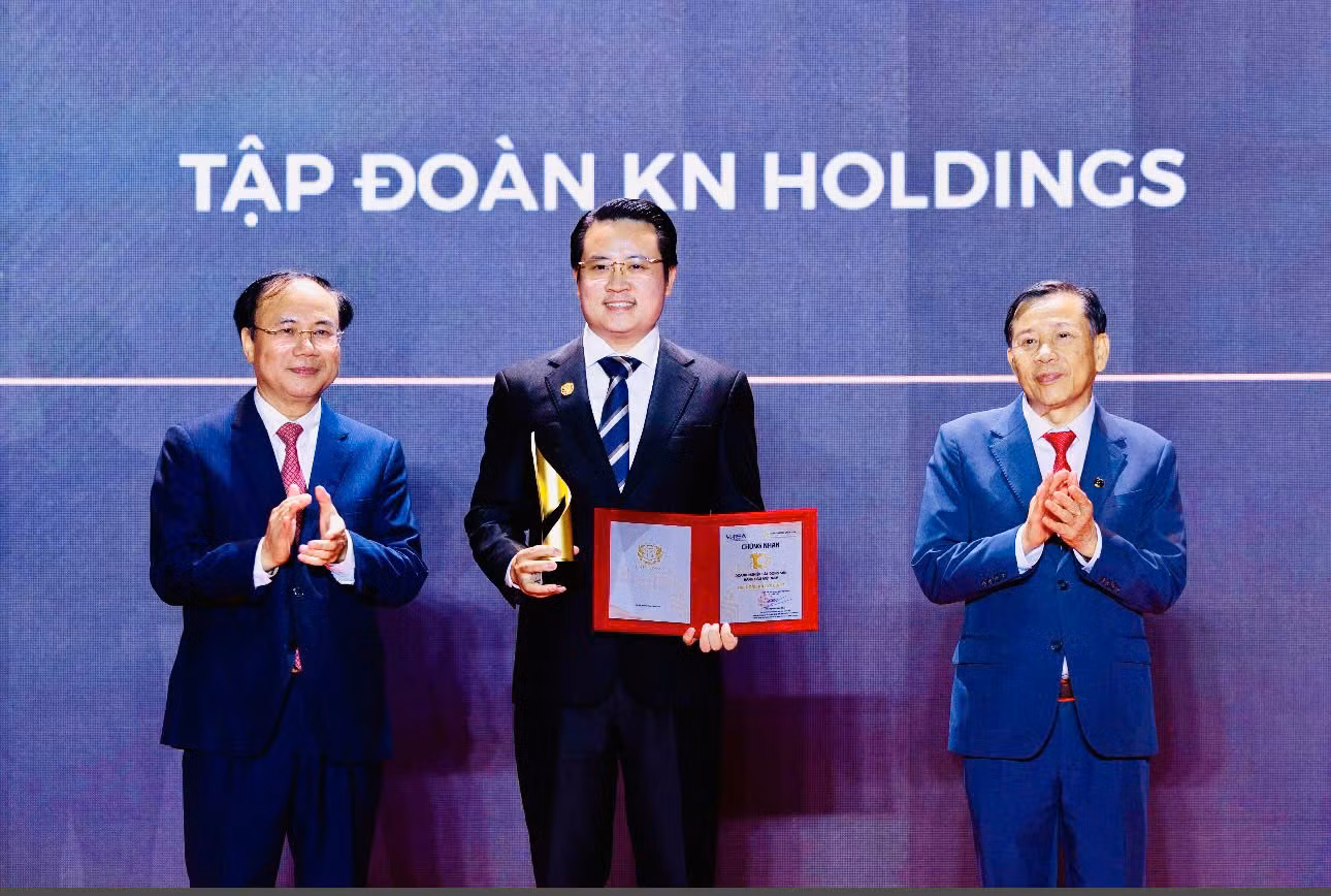 Ông Nguyễn Tuấn Anh - Phó Tổng giám đốc Tập đoàn KN Holdings nhận cúp vinh danh “Top 10 Doanh nghiệp Bất động sản hàng đầu Việt Nam” từ Ban Tổ chức.