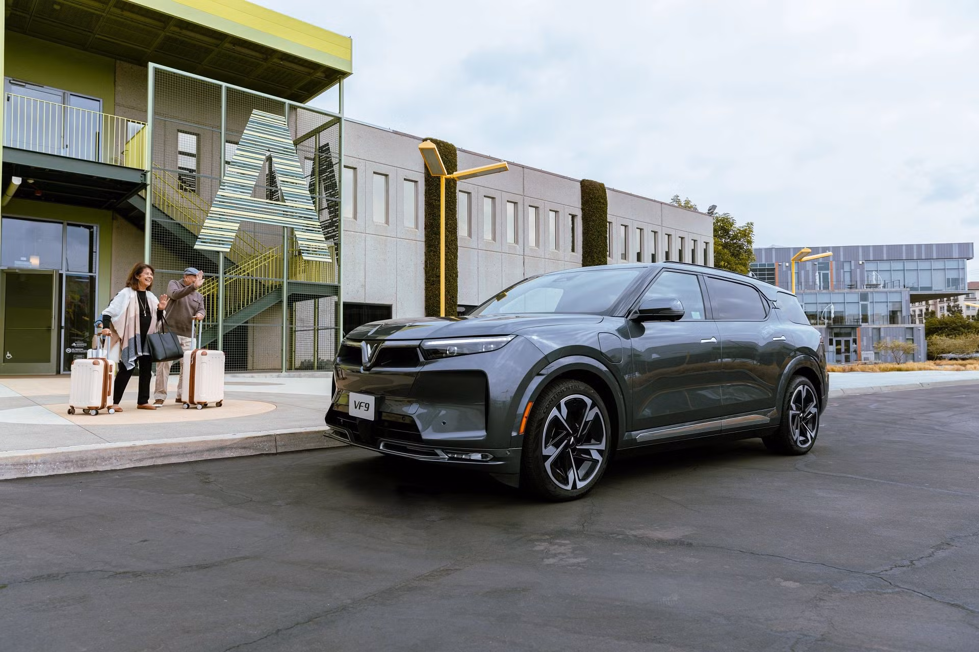 Bộ pin 123 kWh cho phép VF 9 Eco di chuyển tối đa 626 km sau mỗi lần sạc đầy; khi cần bổ sung năng lượng, xe hỗ trợ sạc nhanh từ 10% lên 70% trong khoảng 35 phút.