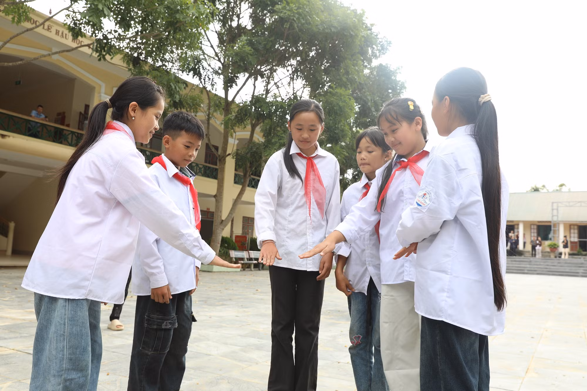 Học sinh vùng cao Sơn La vui chơi trong ngôi trường mới khang trang.
