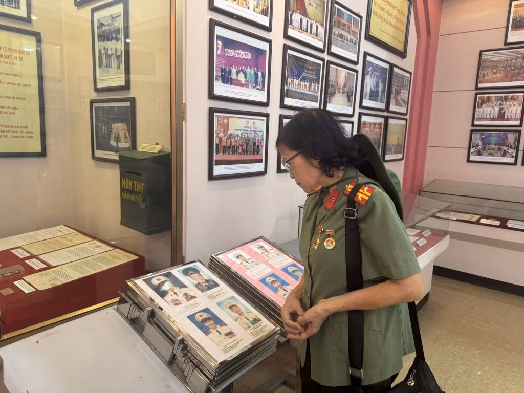 Đoàn tham quan Bảo tàng truyền thống của lực lượng CAND hoạt động bảo vệ các đồng chí Lãnh đạo ở chiến khu ATK.