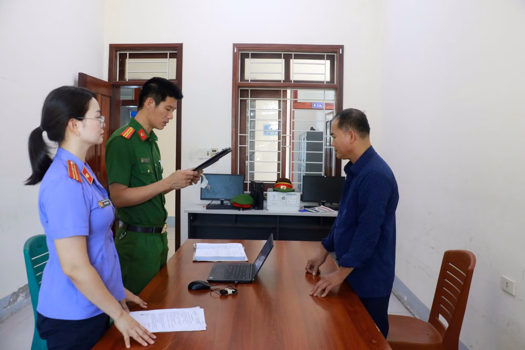 Cơ quan chức năng đọc lệnh khởi tố bị can Bùi Văn Trường, đối tượng cầm đầu đường dây sản xuất, buôn bán thuốc giả.