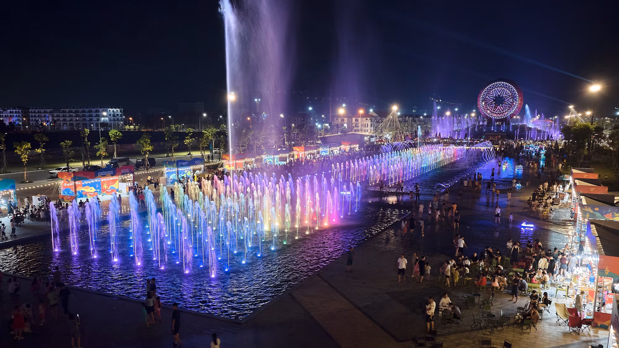 Show nhạc nước dài bậc nhất Việt Nam trải dọc đại lộ lễ hội bên Kênh Vua Lê.