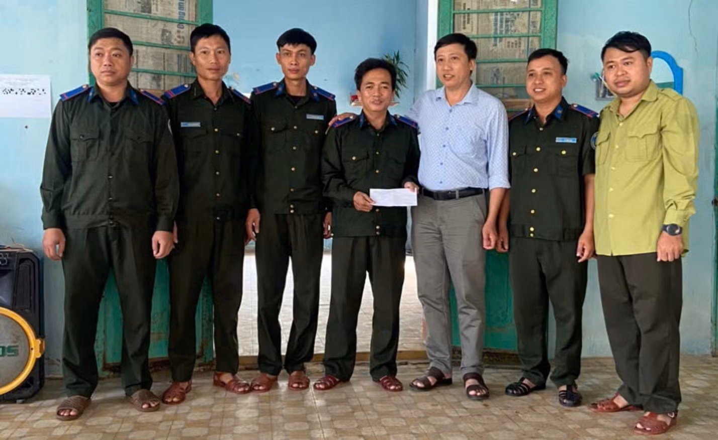 Ông Võ Hùng Nhân (thứ ba từ phải sang) thăm, tặng quà động viên lực lượng chuyên trách bảo vệ rừng.