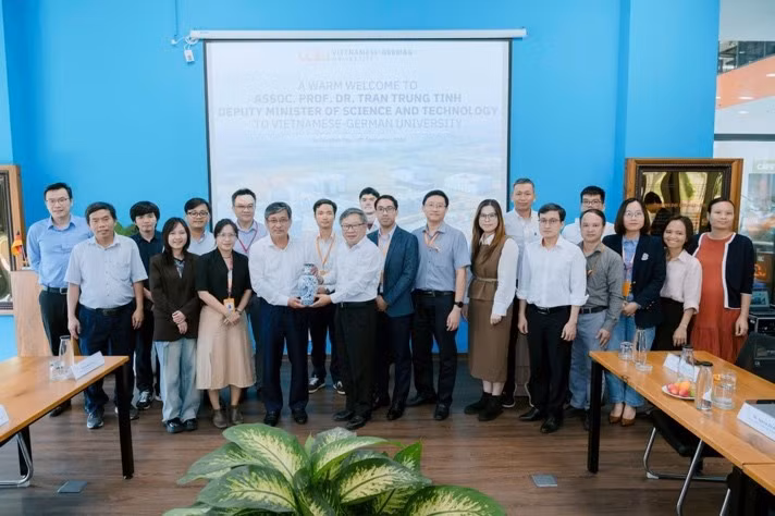 GS.TS. René Thiele, Hiệu trưởng VGU tặng hoa Thứ trưởng Bộ KH&amp;CN Trần Trung Tính.