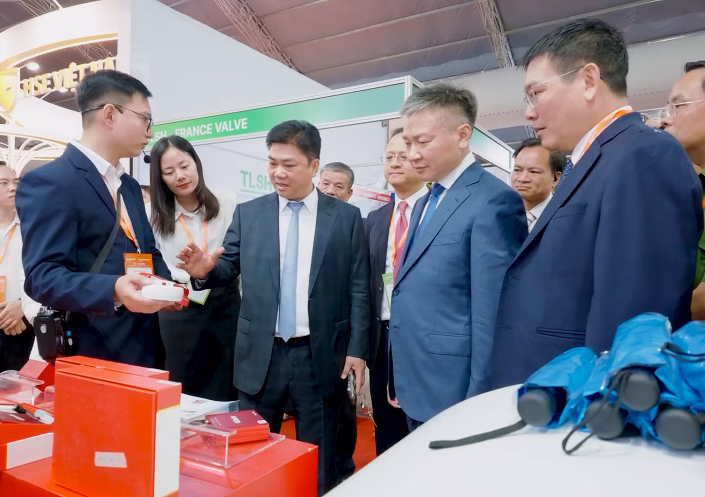 Thứ trưởng Nguyễn Ngọc Lâm nghe giới thiệu về bộ báo cháy không dây GSafe. (Ảnh GTEL)
