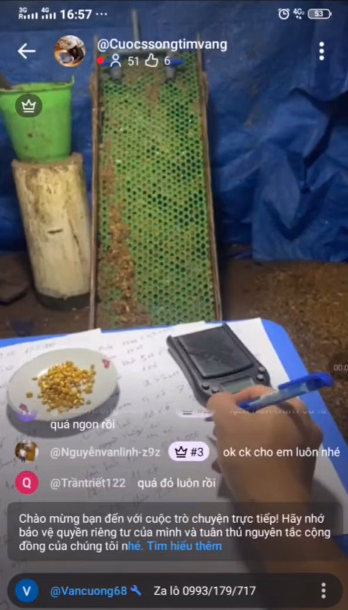 Trong các buổi livestream, các đối tượng quảng cáo, bán những xô cát có chứa các hạt màu vàng.