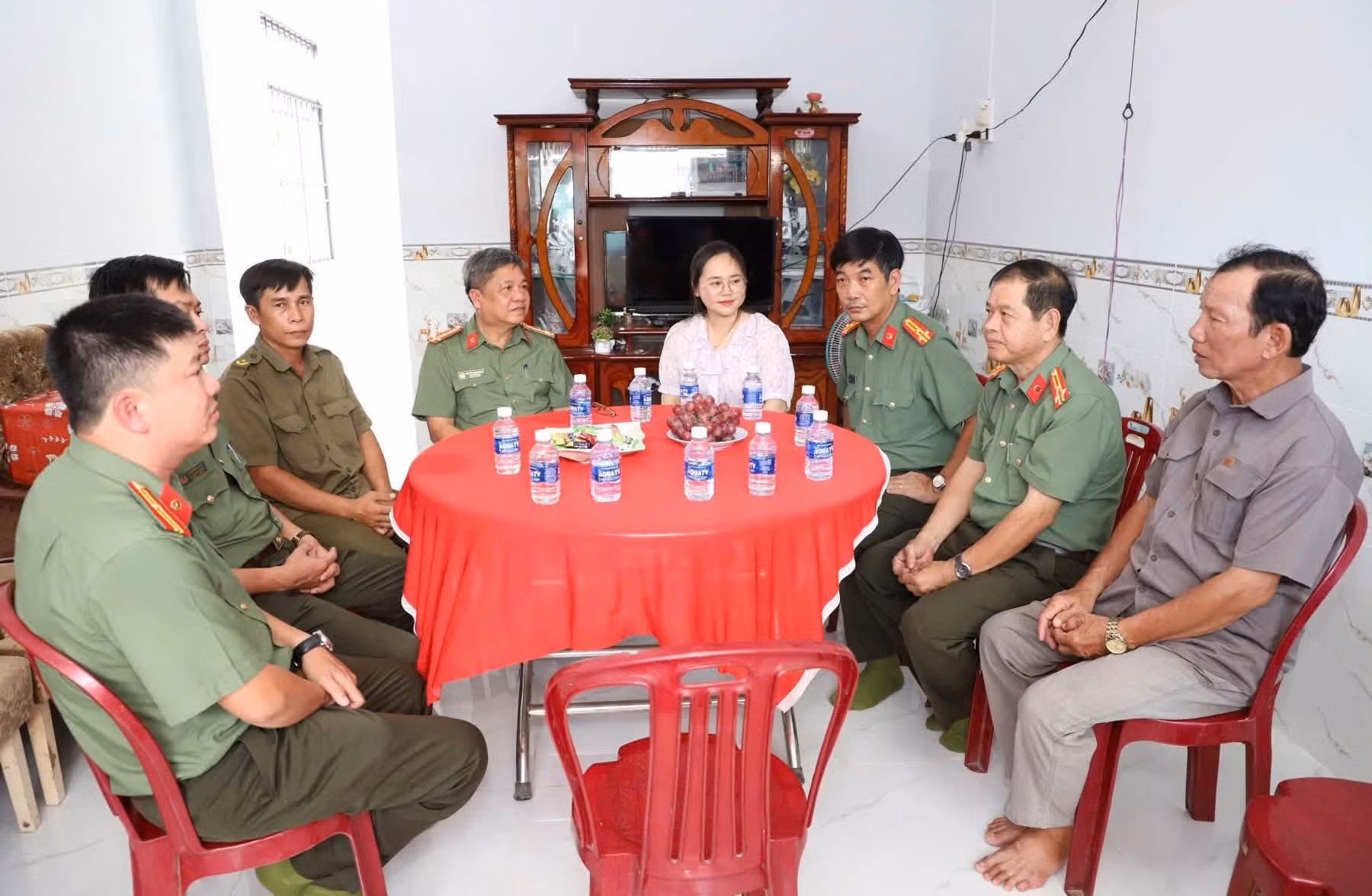 Đông đảo lực lượng tham gia bảo vệ ANTT ở cơ sở phường Sóc Trăng đến tham dự lễ bàn giao nhà và chúc mừng đồng chí Phạm Văn Mạnh.
