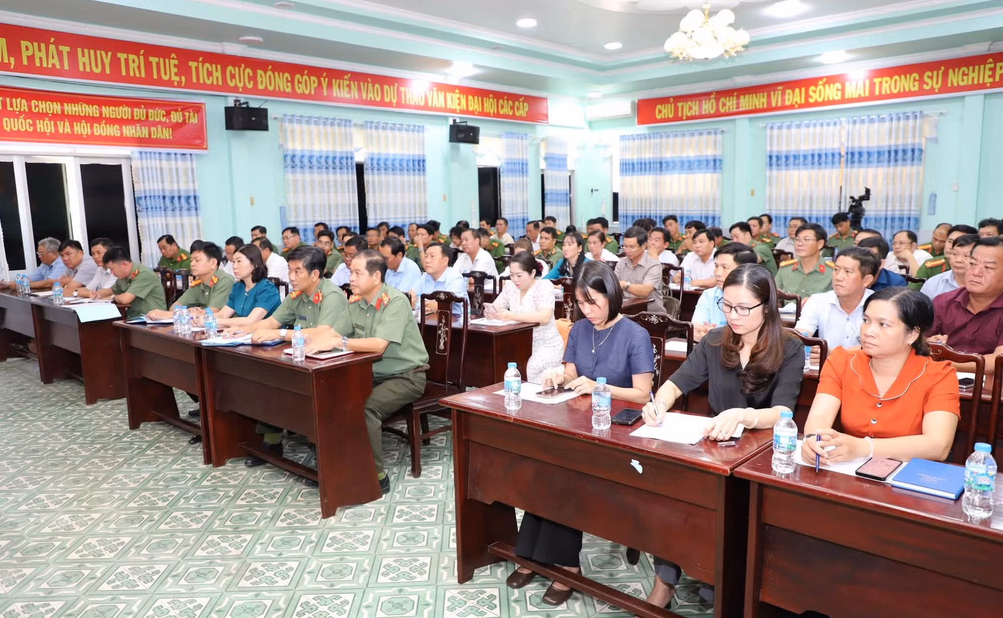 Các đại biểu tham dự buổi làm việc.