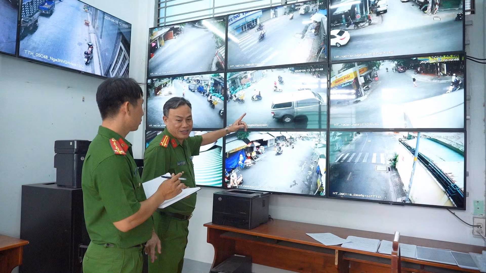 Trung tá Nguyễn Văn Ngõ, Trưởng Công an phường Tân Thới Hiệp chỉ đạo công tác nghiệp vụ qua hệ thống camera hiện đại quản lý an ninh địa bàn.