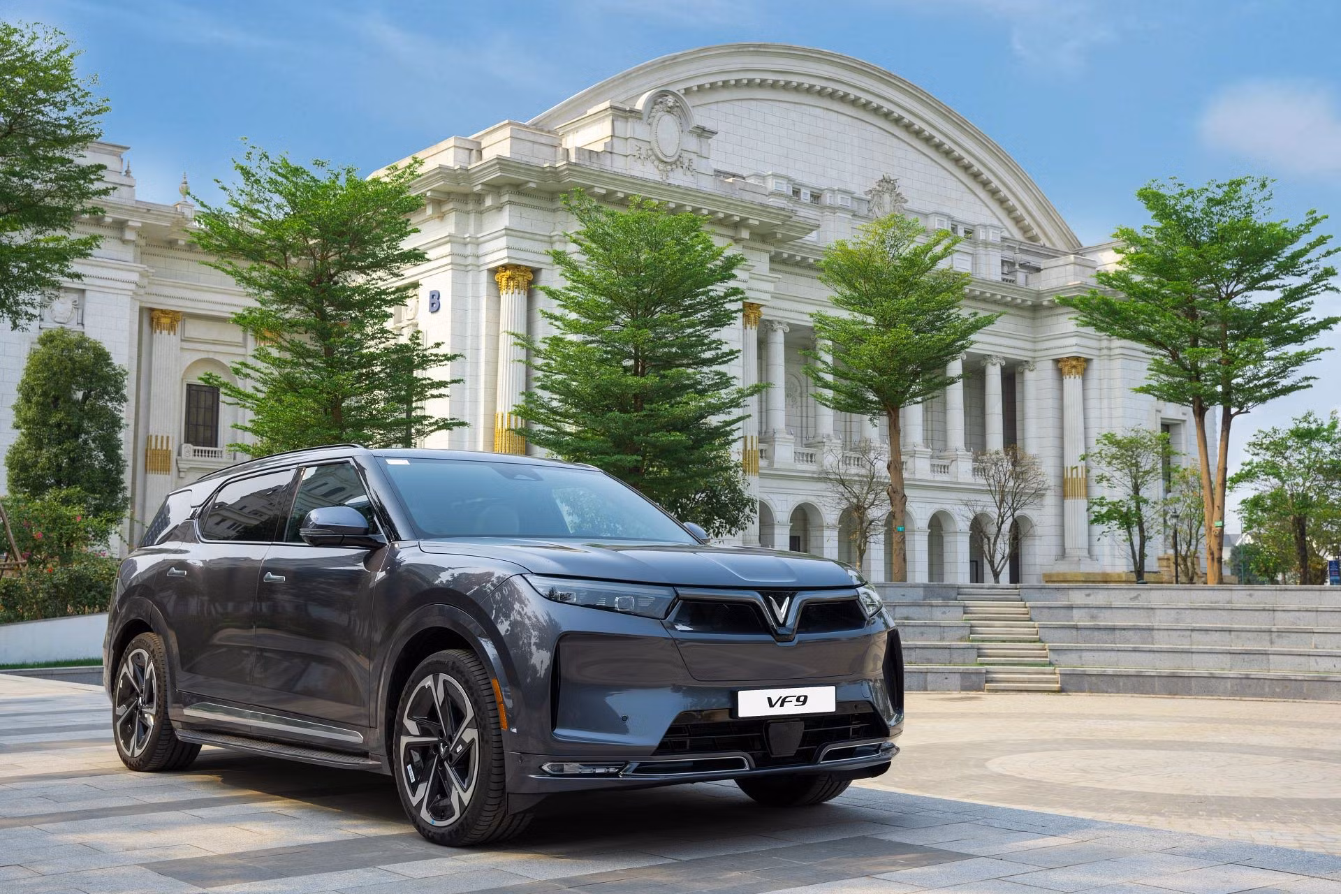Chương trình "Vì tương lai xanh" lần 2 áp dụng đến hết ngày 19/12/2026, khách hàng mua bản Eco được ưu đãi 67,4 triệu đồng, còn 1,2806 tỷ đồng; bản Plus là 76,45 triệu đồng, đưa giá xuống 1,45255 tỷ đồng.