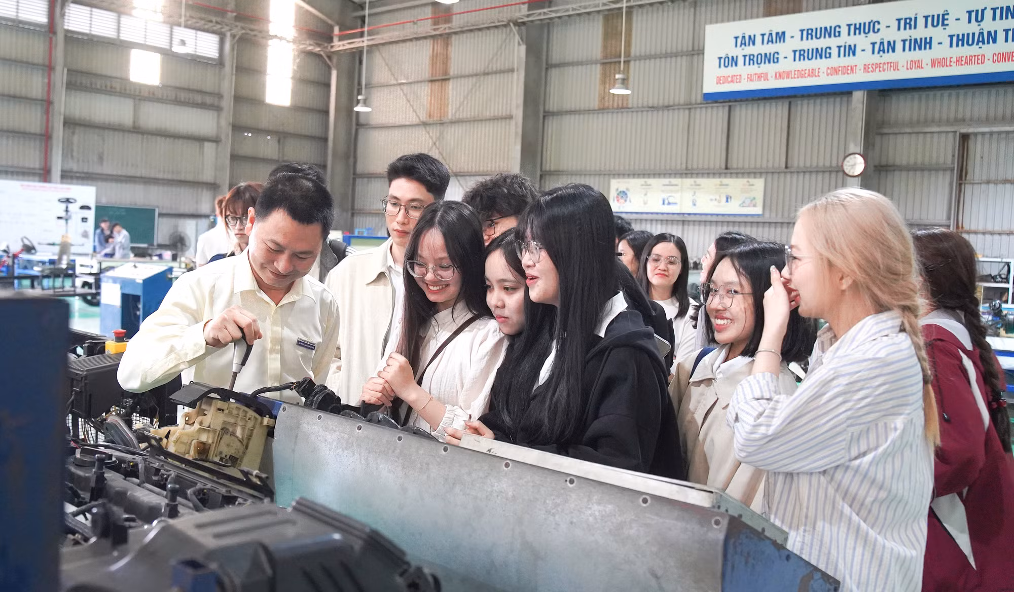 Sinh viên ĐH Đà Nẵng tham quan, kiến tập tại THACO Chu Lai.